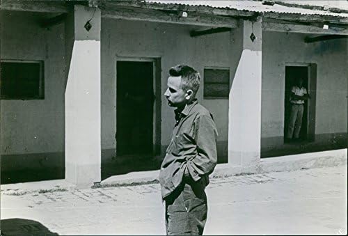 Regis Debray'in eski fotoğrafı bir hapishanenin önünde duruyor. 1967